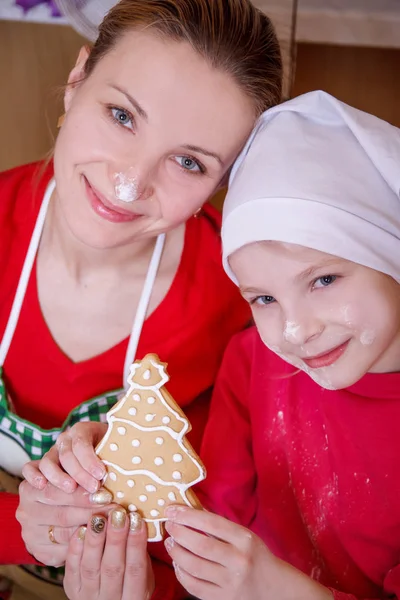 Matka a dcera drží sušenky vánoční stromeček — Stock fotografie