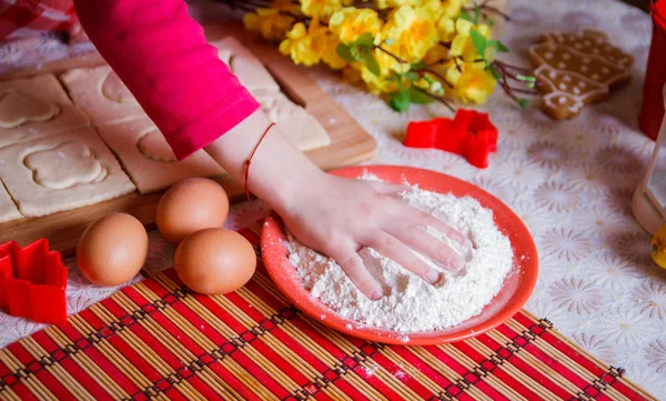 Girl hand in flour cooking biscuits in kitchen — Stock Photo, Image