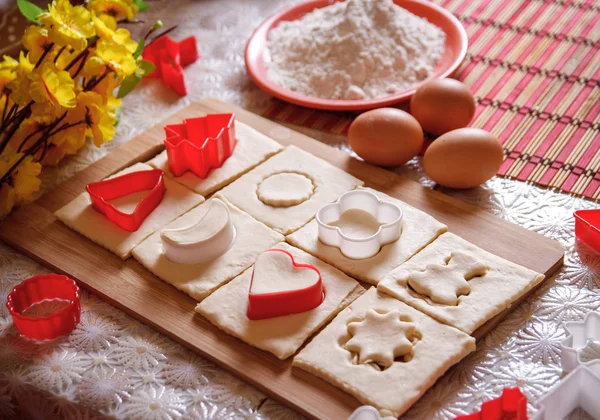 Mesa de cocina con masa e ingredientes — Foto de Stock