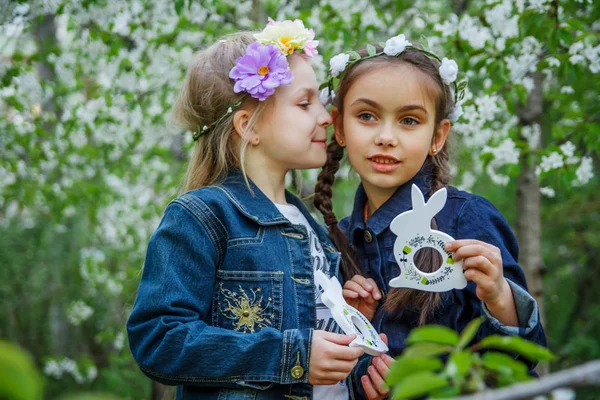 Chicas con conejitos de juguete contar secretos en la oreja —  Fotos de Stock