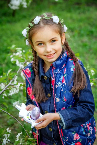 Menina com páscoa brinquedo coelho na primavera — Fotografia de Stock