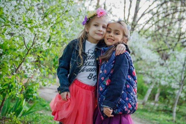 春の庭を楽しんでいる二人の女の子 — ストック写真