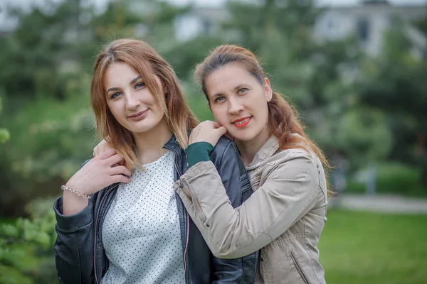 Moeder met dochter samen knuffelen — Stockfoto