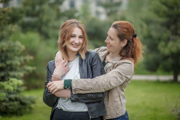 Matka s dcerou společně objímat — Stock fotografie