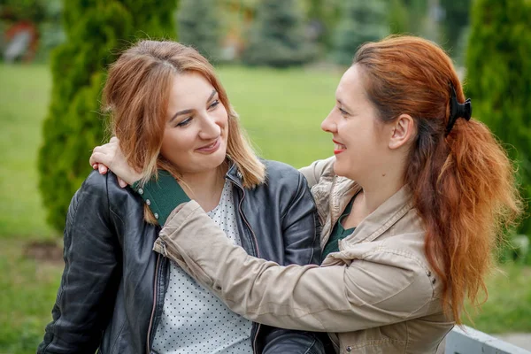 Moeder met dochter knuffelen in park — Stockfoto