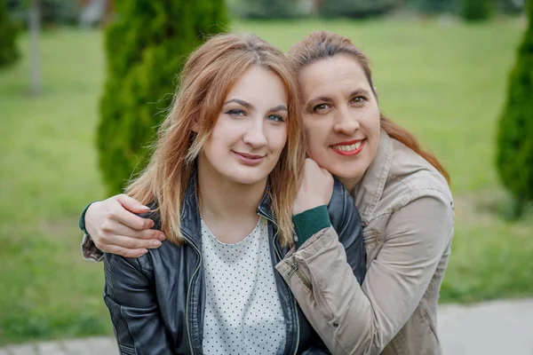 Moeder met dochter knuffelen in park — Stockfoto