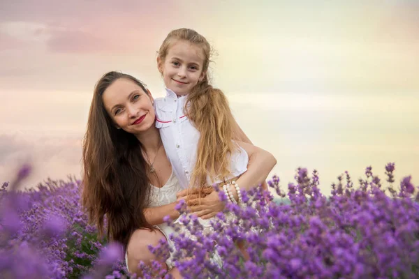 Matka z córką na polu lawendy — Zdjęcie stockowe