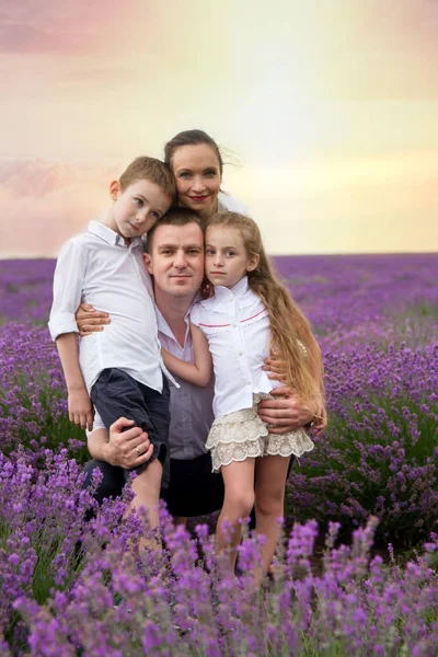 Familia de cuatro entre el campo de lavanda —  Fotos de Stock