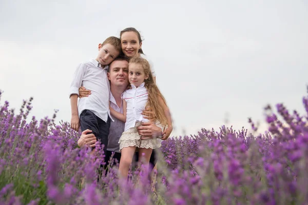 Gelukkig gezin van vier in Lavendel veld — Stockfoto