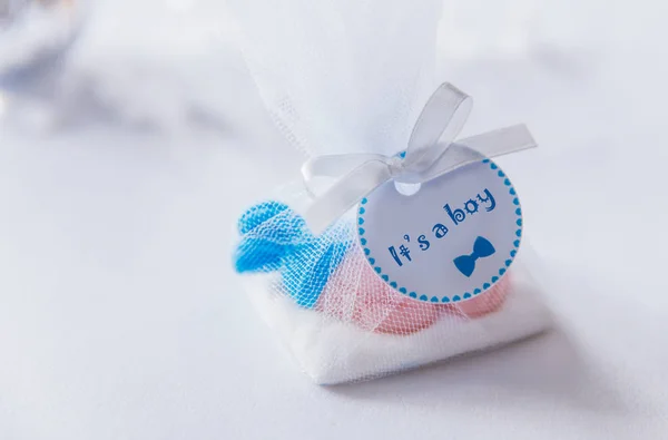 赤ちゃんシャワー ブルーお菓子ギフト ボックス描画少年 — ストック写真