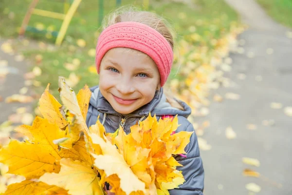 Jolie fille aux feuilles jaunes — Photo