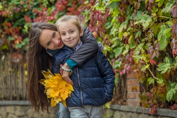 Sonbaharda anne sarılma kızı — Stok fotoğraf