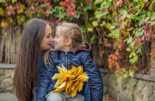 Mãe e filha nariz a nariz no outono — Fotografia de Stock