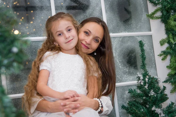 Mère et fille dans un studio d'hiver enneigé — Photo