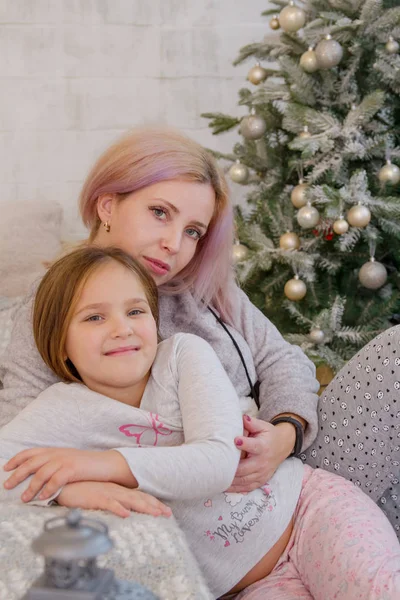 Mãe e filha abraçando docemente — Fotografia de Stock