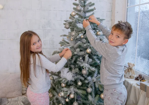 Çocuklar topları ile Noel ağacı süsleme — Stok fotoğraf
