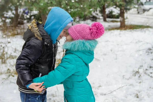 Hermana y hermano divirtiéndose en bosque nevado — Foto de Stock