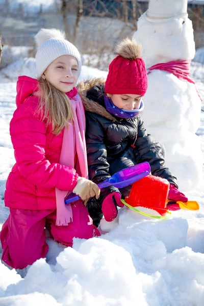 Дівчата Грають Взимку Лопатями — стокове фото