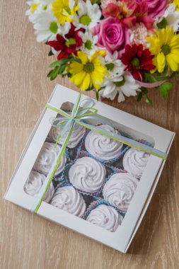 Ev yapımı beyaz zephyr kutusunda 