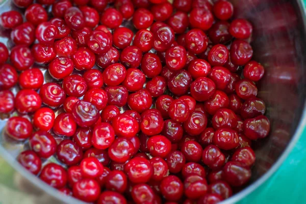 Sladké červené Cherry v misce na stole — Stock fotografie