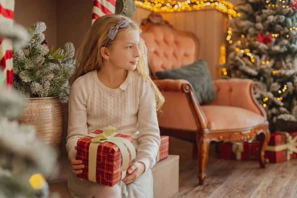 Linda chica adolescente con regalo cerca del árbol de Navidad —  Fotos de Stock