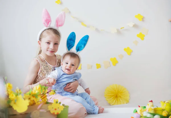 Lindos Niños Pequeños Niño Niña Con Orejas Conejo Pascua —  Fotos de Stock
