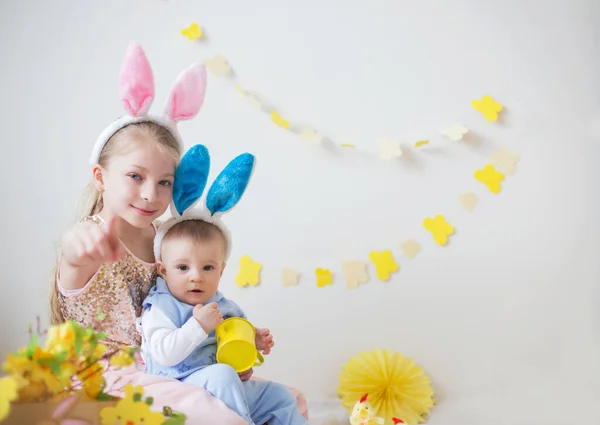 Paskalya Dekor Bunny Kulakları Giyen Iki Sevimli Küçük Çocuk Çocuk — Stok fotoğraf