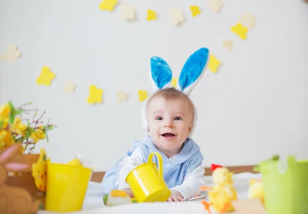 Bambino Con Orecchie Coniglio Pasquali Uova Fiori Colorati — Foto Stock