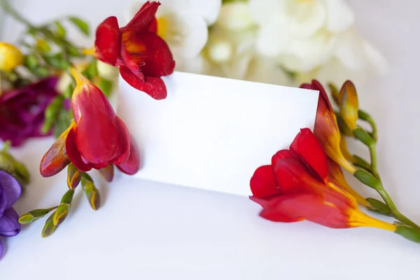 Zusammensetzung Freesia Blumen Und Leere Postkarte Auf Weißem Hintergrund — Stockfoto