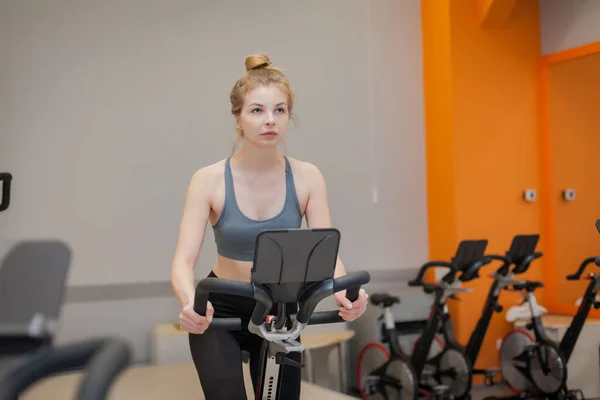 Mulher Fazendo Treinamento Ciclismo Treino Cardio Ginásio Dentro Casa — Fotografia de Stock