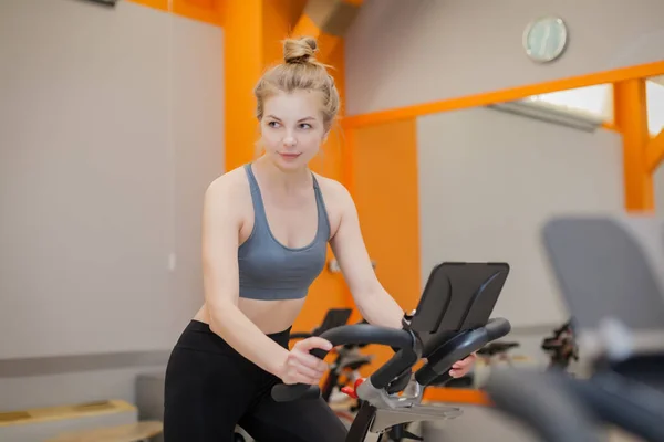 Kvinna Som Gör Cardio Träning Cykling Träning Inomhus Gym — Stockfoto