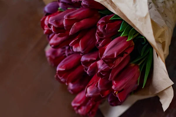 Diep Rood Tulpenboeket Houten Achtergrond — Stockfoto