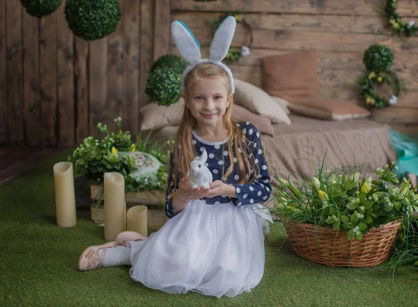 Divertido Retrato Chica Divirtiéndose Pascua Usando Orejas Conejo Durante Temporada Imagen de archivo