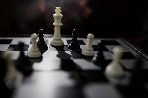 Selective Focus White Queen Some Black Figures Chessboard Dark — Stock Photo, Image