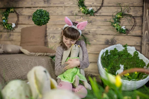 Kind Meisje Met Paashaas Ingerichte Studio — Stockfoto