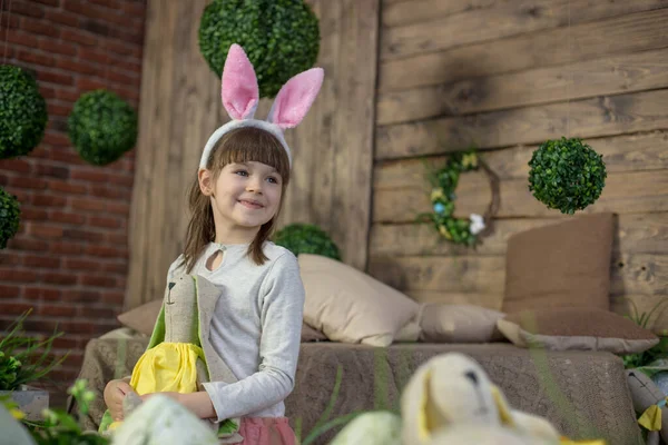 Kind Meisje Met Paaseieren Versierde Studio — Stockfoto