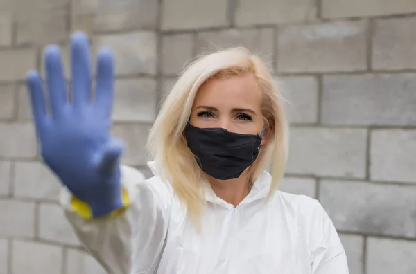 Kvinna Mask Vit Skyddsdräkt Och Handskar Gör Suck Stop — Stockfoto