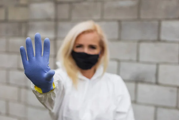 Vrouw Met Masker Wit Beschermend Pak Handschoenen Die Zuchten Stoppen — Stockfoto