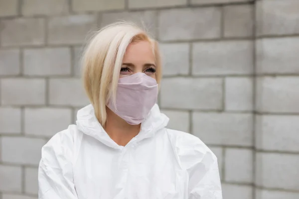 Frau Mit Schwarzer Maske Und Weißem Schutzanzug Freien — Stockfoto