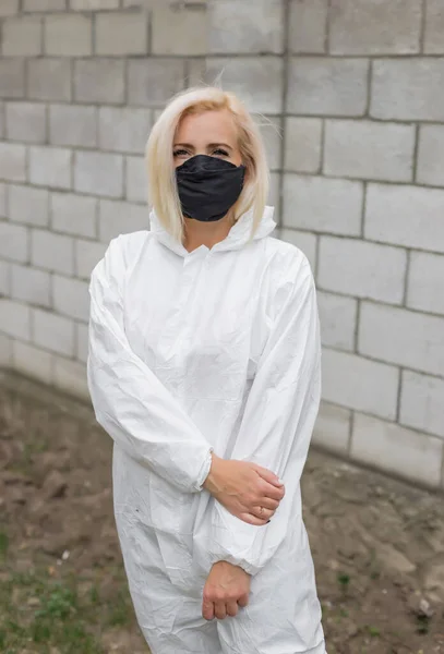 Frau Schwarzer Maske Und Weißem Schutzanzug — Stockfoto