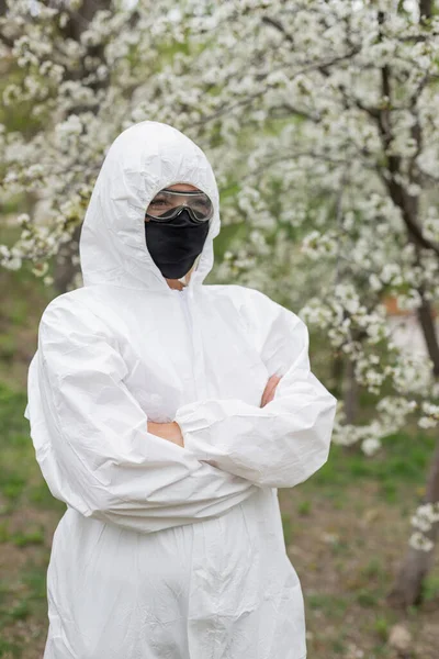 Vrouw Met Zwart Masker Wit Beschermend Pak Inspirerend — Stockfoto