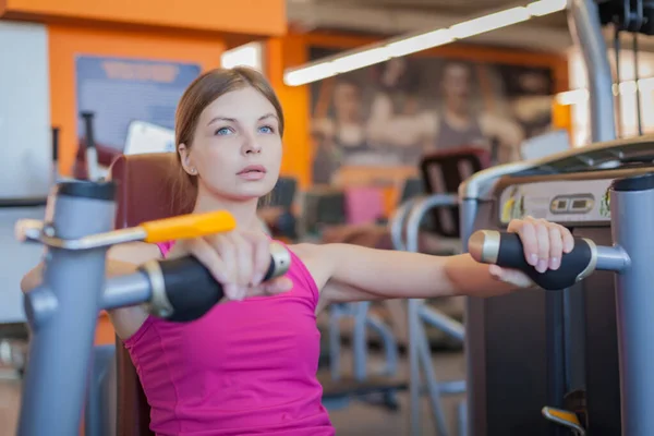 Vrouw Doet Fitnesstraining Hand Extensie Push Machine Met Gewichten — Stockfoto