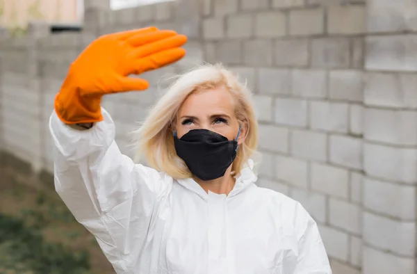 Frau Mit Schwarzer Maske Weißem Schutzanzug Und Handschuhen Macht Seufzer — Stockfoto