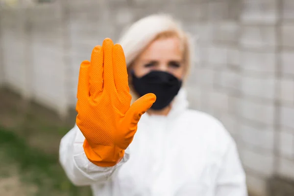 Kobieta Czarnej Masce Białym Kombinezonie Ochronnym Rękawiczkach Zatrzymujących Wzdychanie — Zdjęcie stockowe