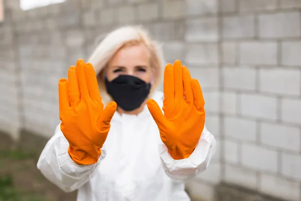 Vrouw Met Zwart Masker Wit Beschermend Pak Handschoenen Die Zuchten — Stockfoto