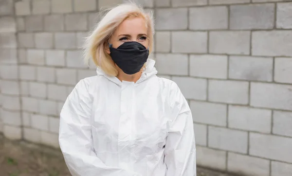 Mujer Con Máscara Negra Traje Protector Blanco Guantes — Foto de Stock