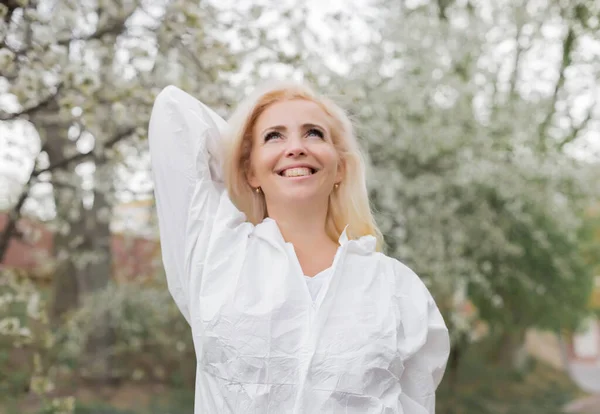 Mulher Feliz Terno Protetor Branco Entre Jardim Primavera — Fotografia de Stock