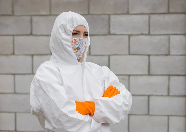 Kvinna Svart Mask Vit Skyddsdräkt Och Handskar — Stockfoto