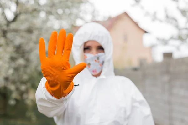 Vrouw Met Zwart Masker Wit Beschermingspak Handschoenen — Stockfoto