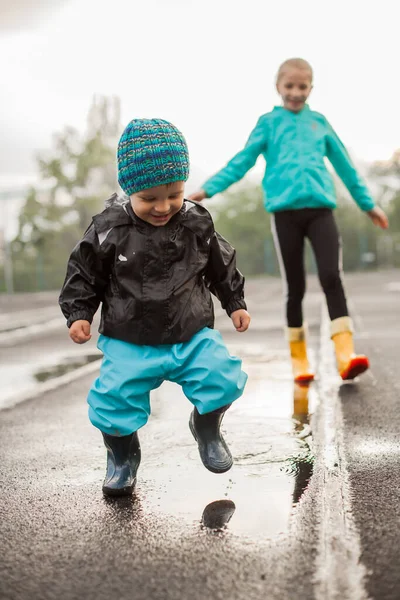 Ragazzo Ragazza Che Saltano Pozzanghera Cappotto Impermeabile Stivali Gomma — Foto Stock